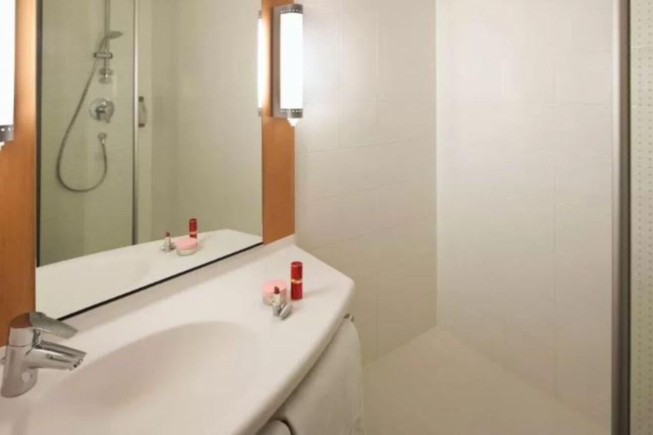 Ibis Barcelona Santa Coloma Hotel Santa Coloma de Gramenet Exterior photo