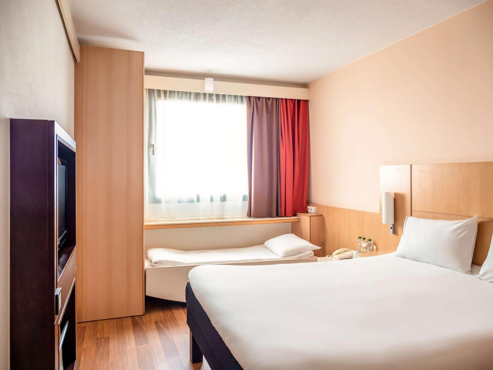 Ibis Barcelona Santa Coloma Hotel Santa Coloma de Gramenet Exterior photo