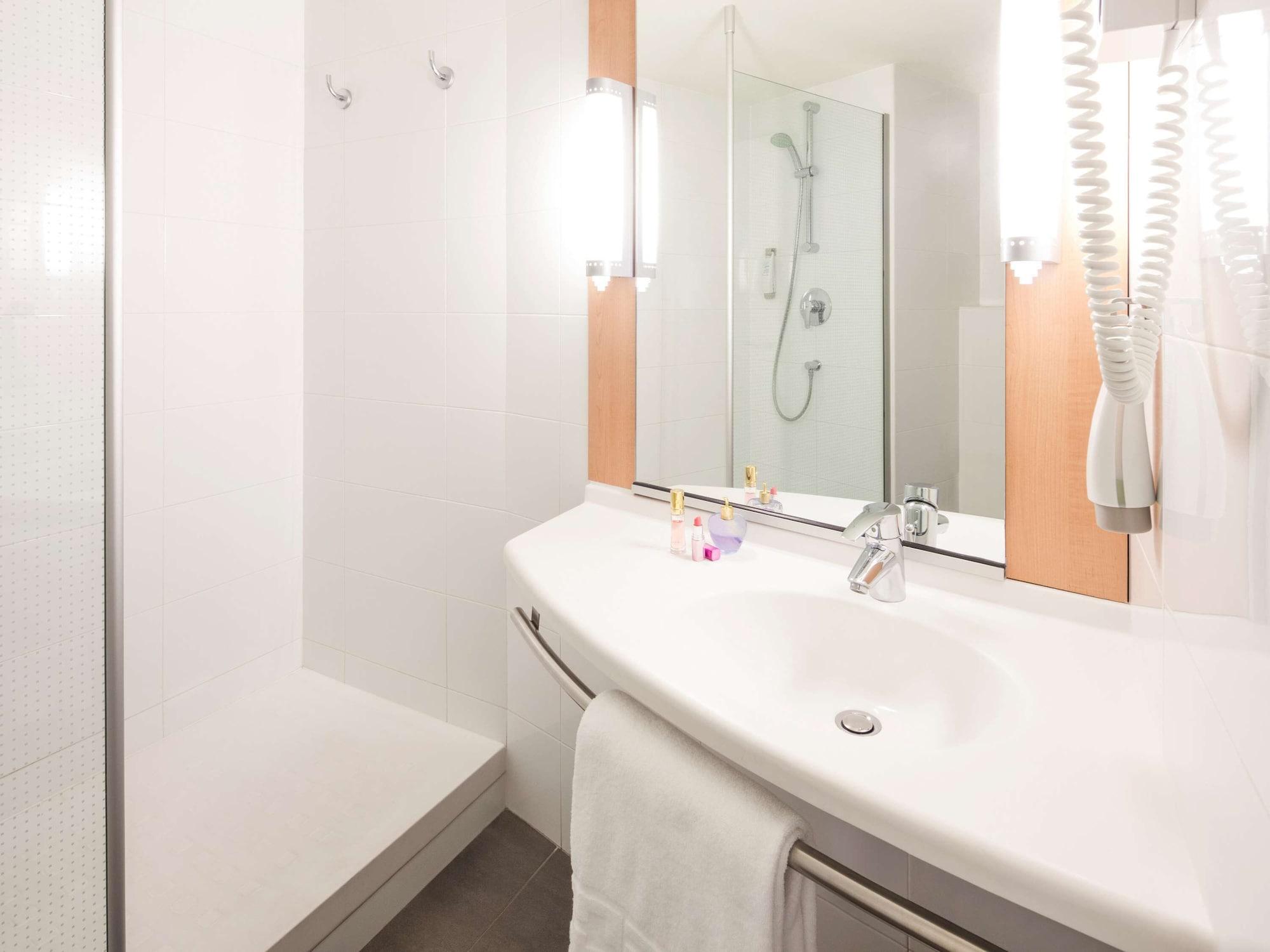 Ibis Barcelona Santa Coloma Hotel Santa Coloma de Gramenet Exterior photo