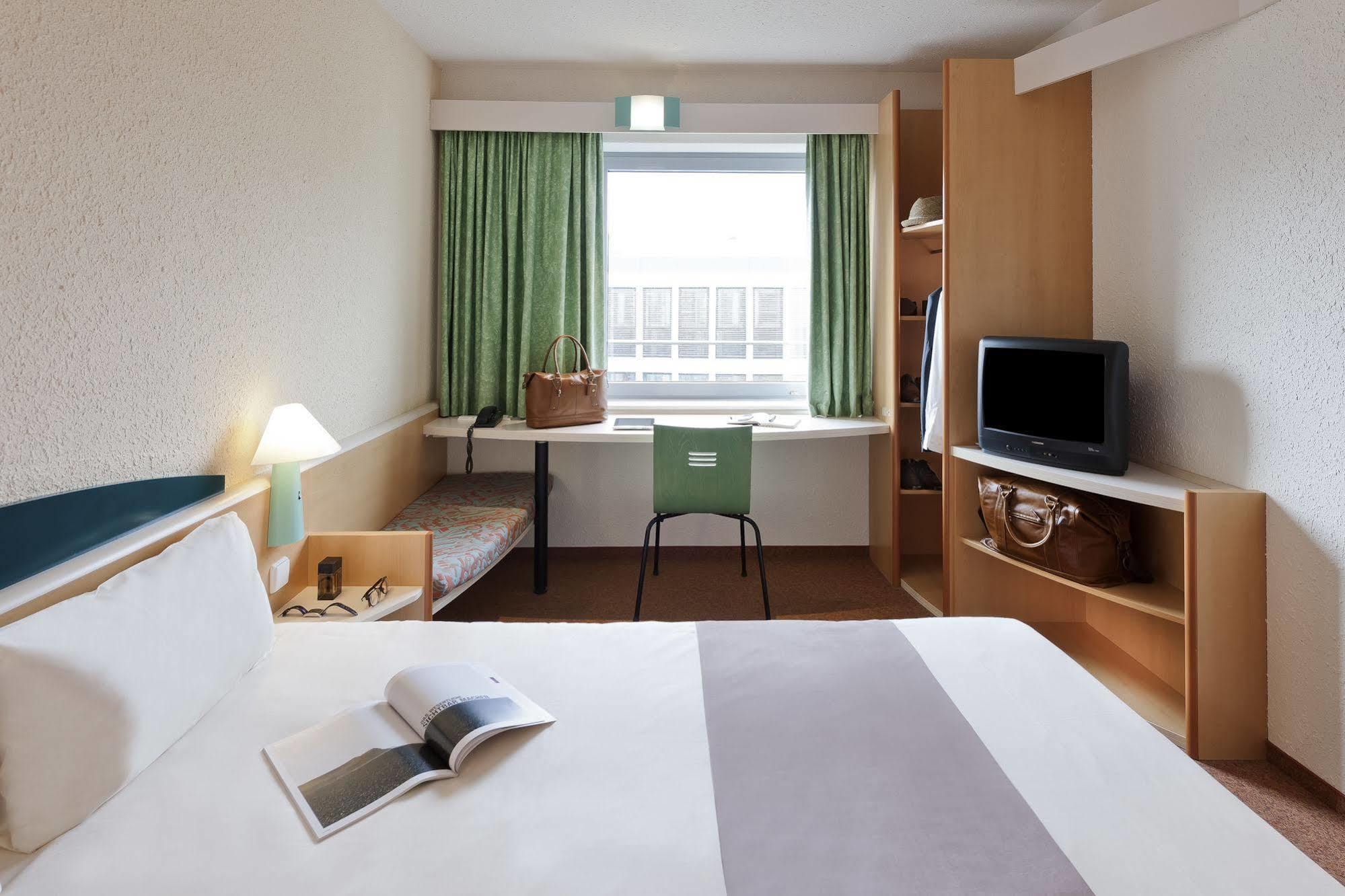 Ibis Barcelona Santa Coloma Hotel Santa Coloma de Gramenet Exterior photo